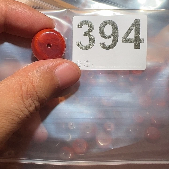 未镶嵌好的南红玛瑙