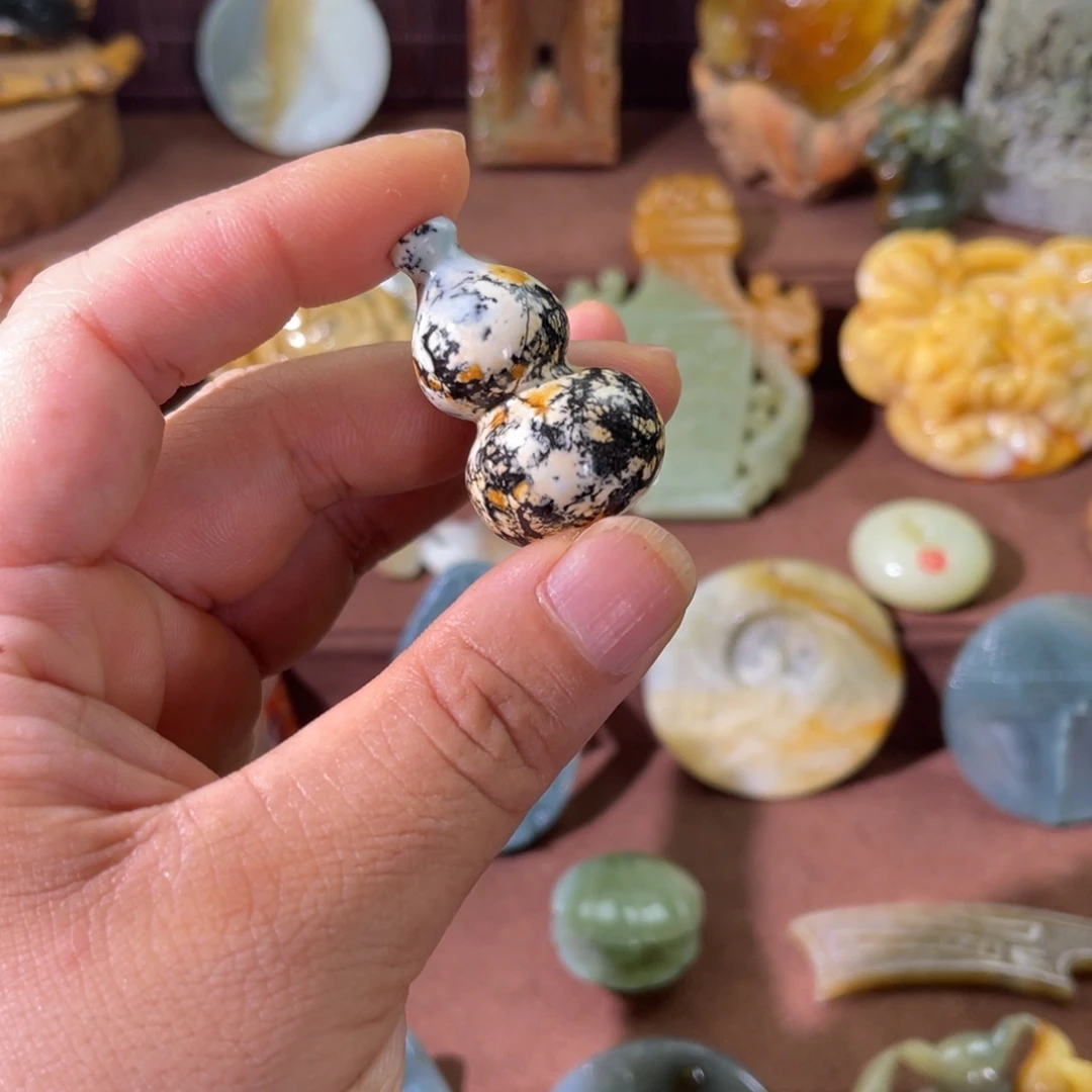 胡***泉蛇纹石玉未镶嵌颈饰