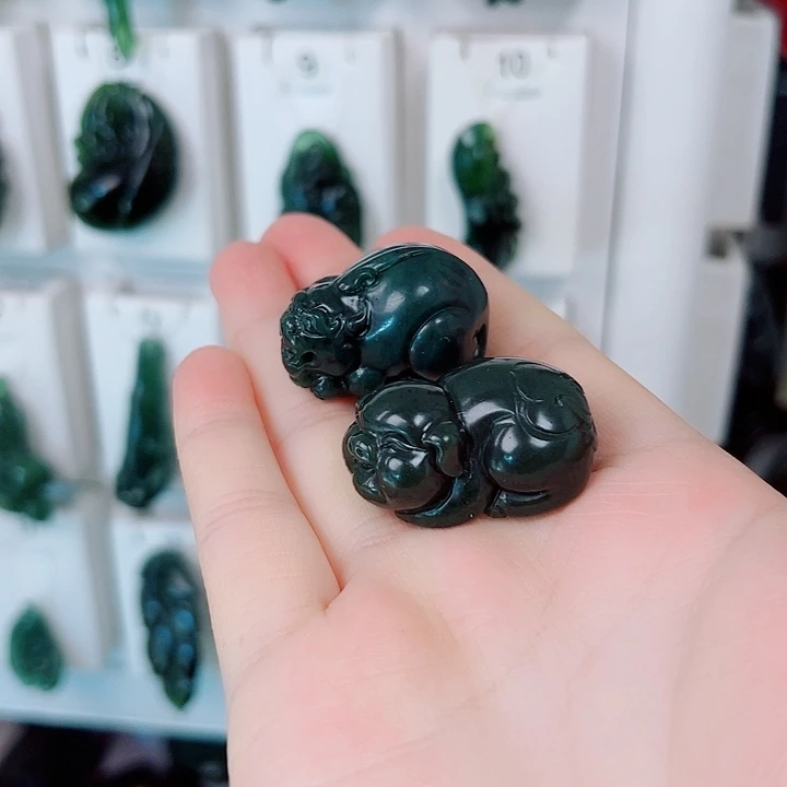 蛇纹石玉颈饰未镶嵌