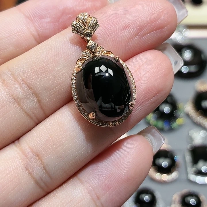 翡翠18K金镶嵌颈饰