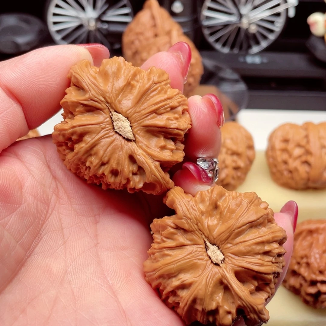 【闪购商品】吊坠桃核凤*白狮47