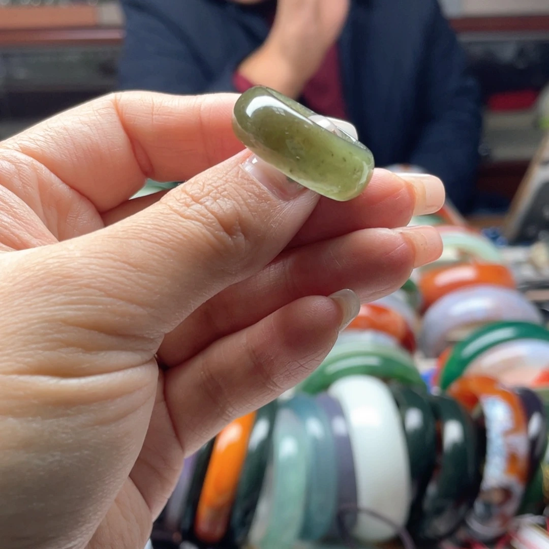 女***花和田玉未镶嵌戒指