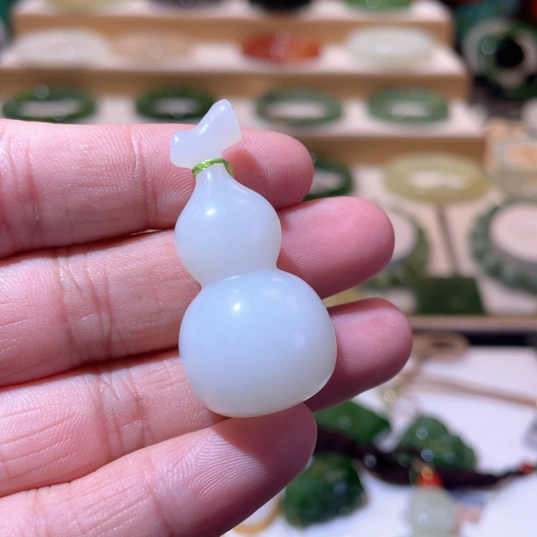 颈饰未镶嵌和田玉收藏级白玉葫芦吊坠