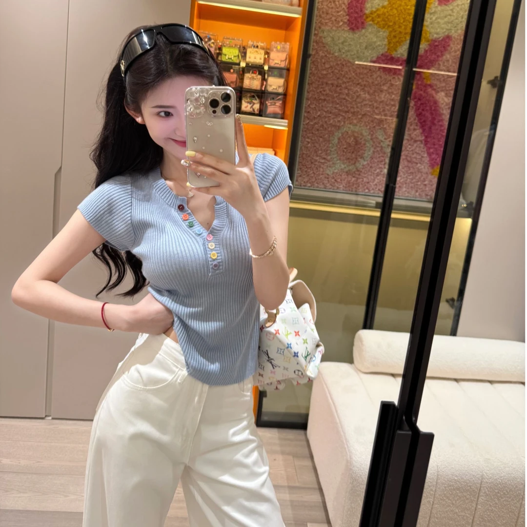 韩版彩色纽扣V领小香风针织衫女2025夏新款减龄时尚别致显瘦上衣