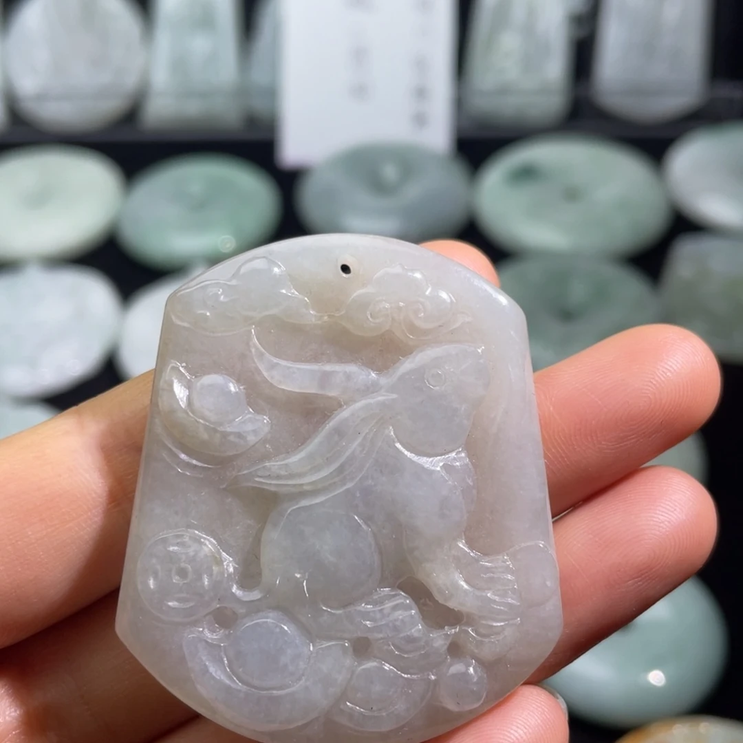 翡翠未镶嵌颈饰兔