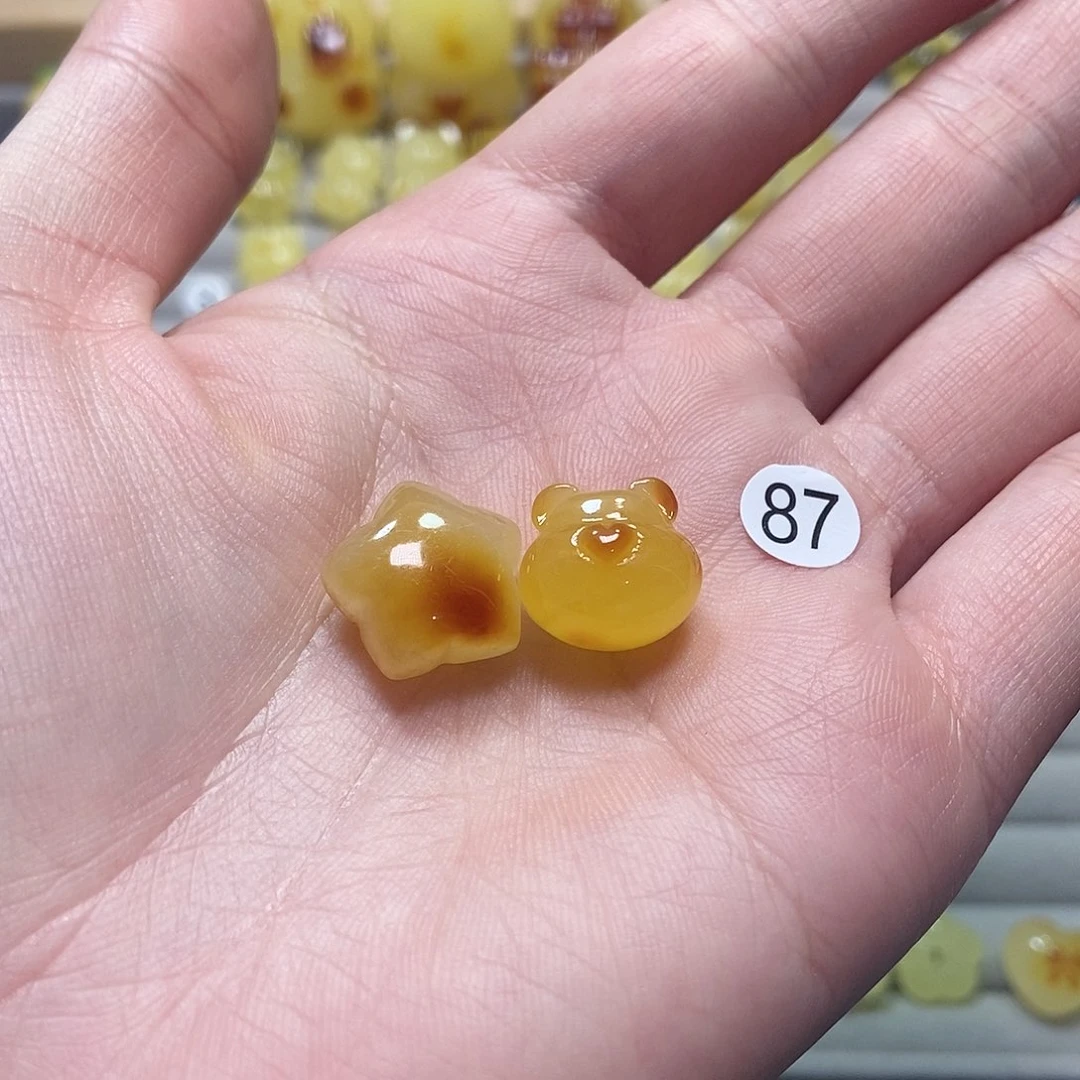 琥珀裸石未镶嵌，