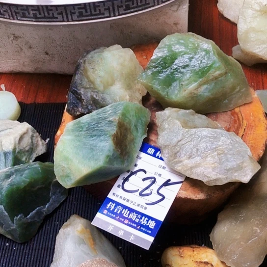 未镶嵌蛇纹石玉珠宝奇石