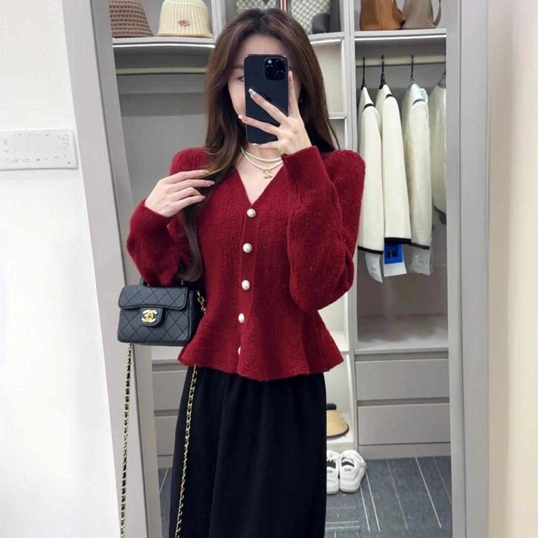 名媛气质红色V领毛衣针织衫女2025新年秋季款高级感修身开衫上衣