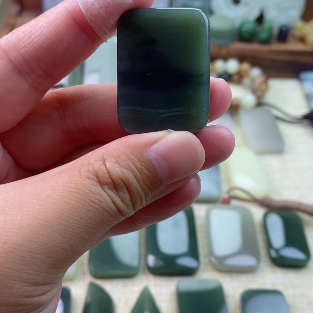 和田玉未镶嵌颈饰微包容有棉点