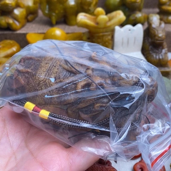 勇***惧蛇纹石玉未镶嵌颈饰
