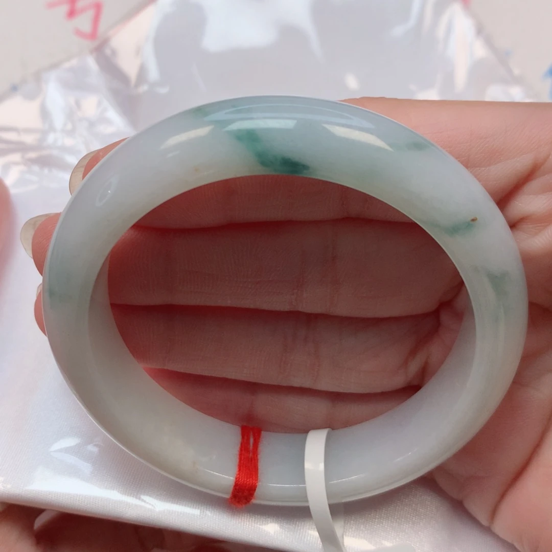 翡翠手镯未镶嵌55圈 白底飘绿花