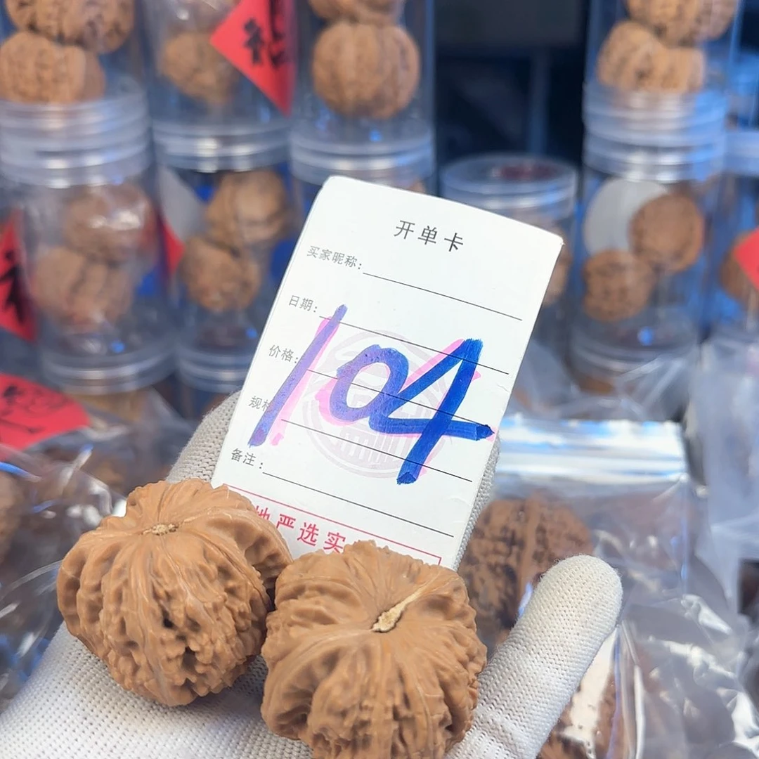 文玩核桃吊坠白狮子