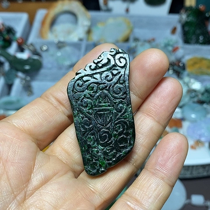 翡翠未镶嵌吊坠(赠链)