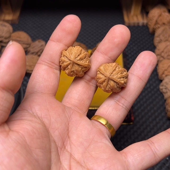 文玩核桃吊坠四棱