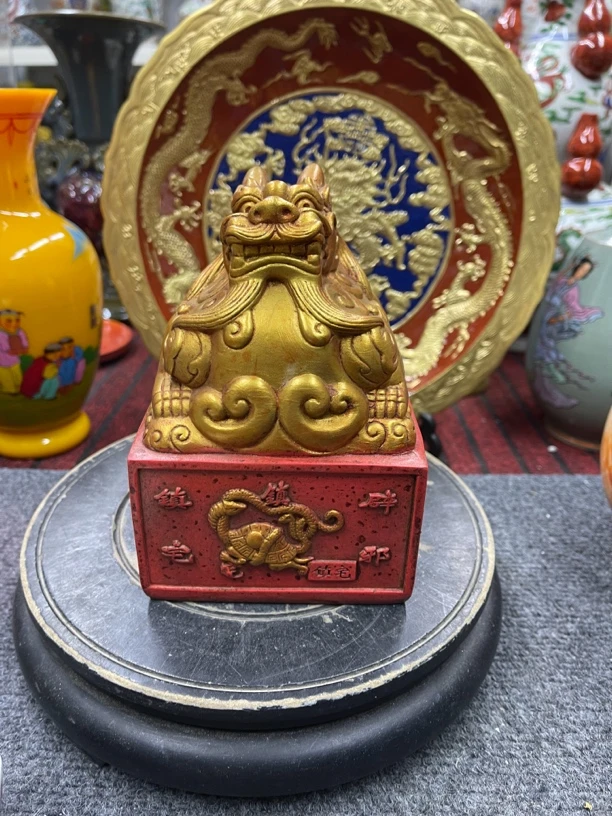 鎏金龙纹精工满刻印章摆件