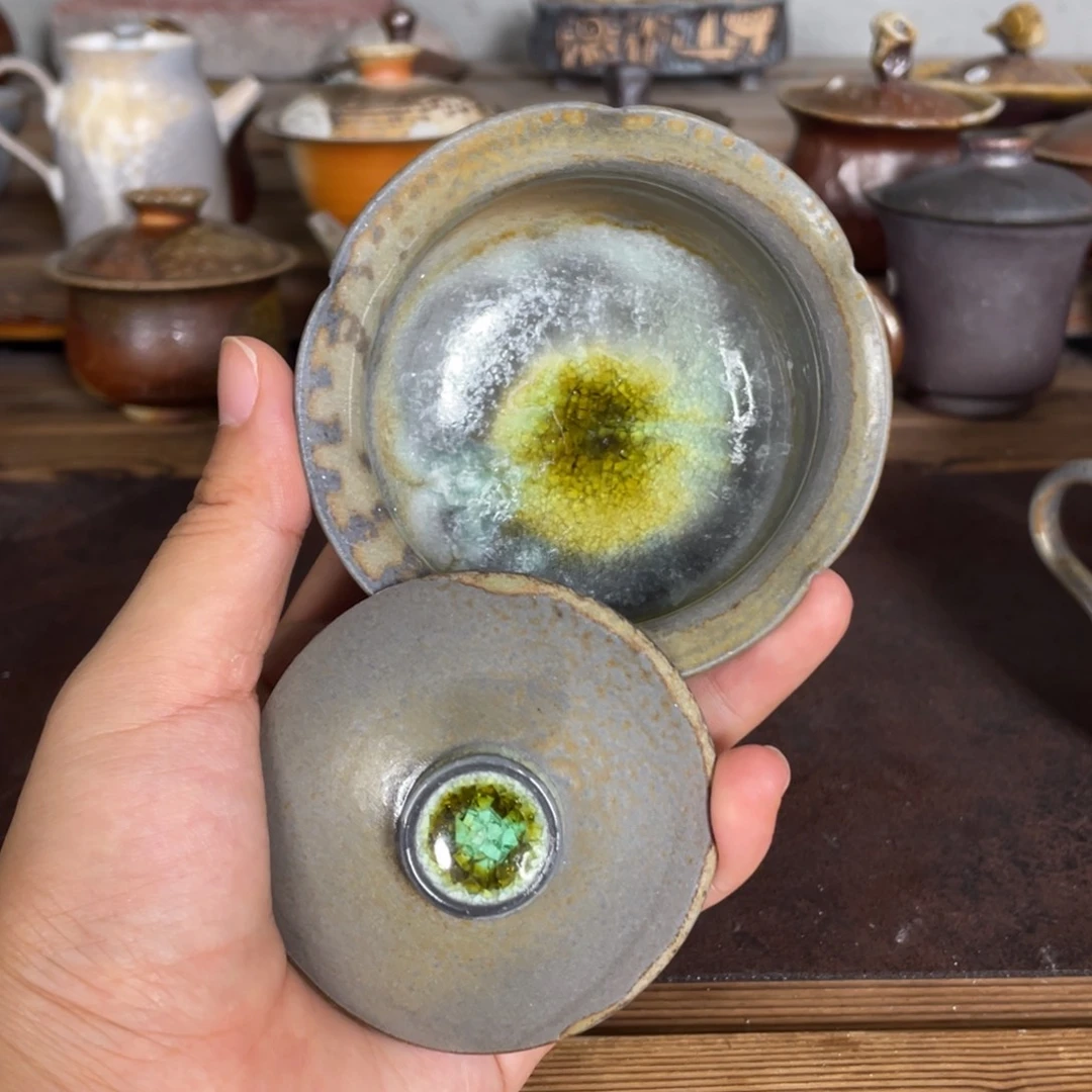 盖子不合。 微瑕。  盖碗。 微瑕