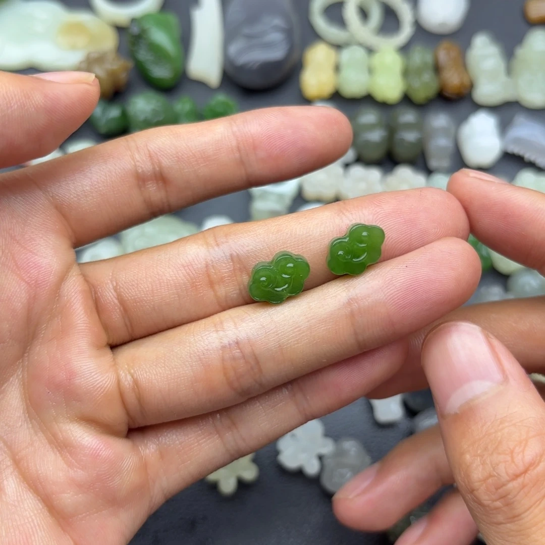 白***痣颈饰未镶嵌和田玉