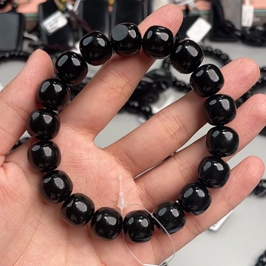 和田玉未镶嵌颈饰小**事