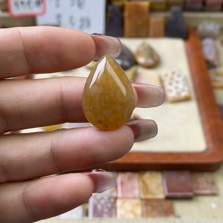 石英岩玉合金颈饰