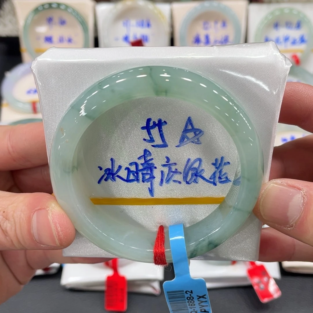 翡翠手镯未镶嵌翡翠