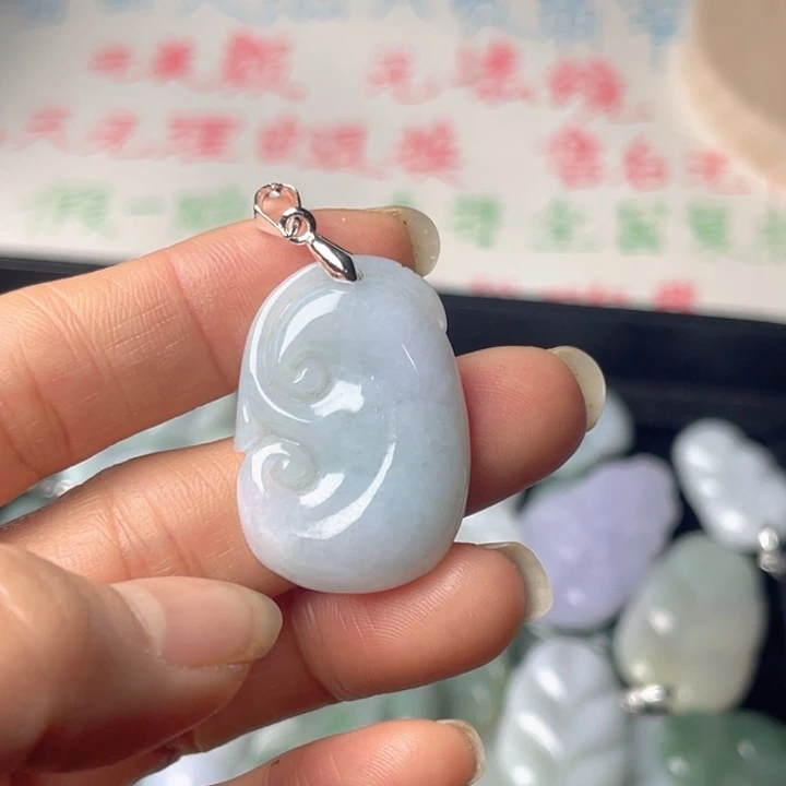 翡翠未镶嵌颈饰如意