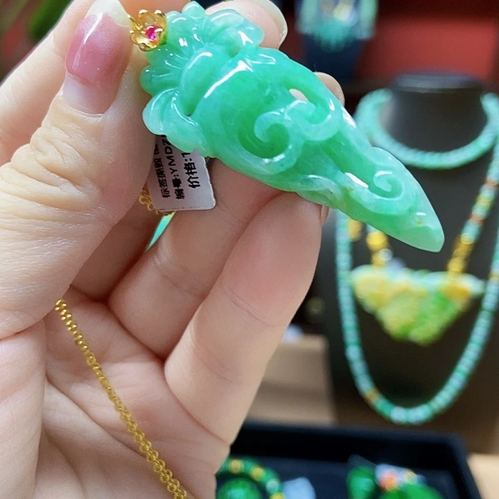 翡翠未镶嵌颈饰吊坠