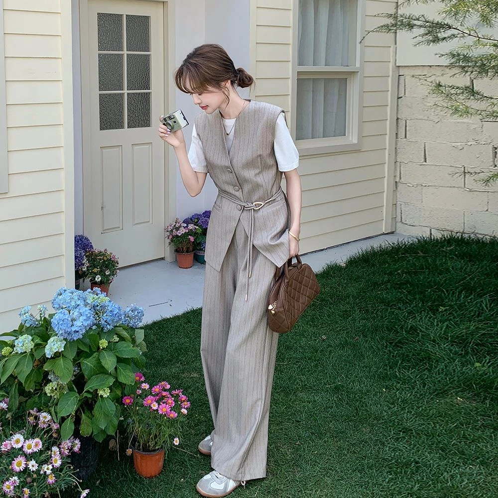 卡其色高级感条纹马甲套装女2025夏韩系气质显瘦T恤阔腿裤三件套