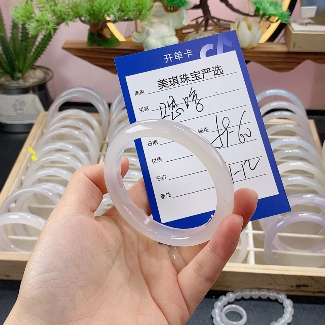 嗯***哼玛瑙/玉髓未镶嵌手镯