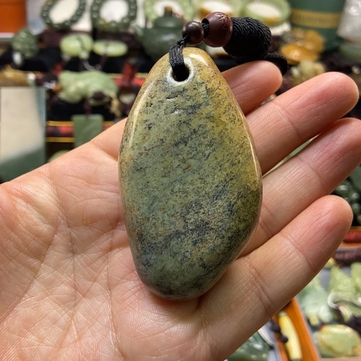 未镶嵌岫岩河磨玉（透闪石质玉）把件