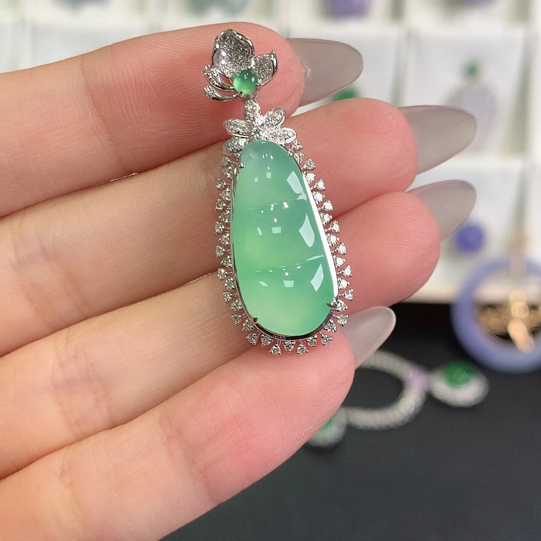 翡翠18K金镶嵌颈饰2、