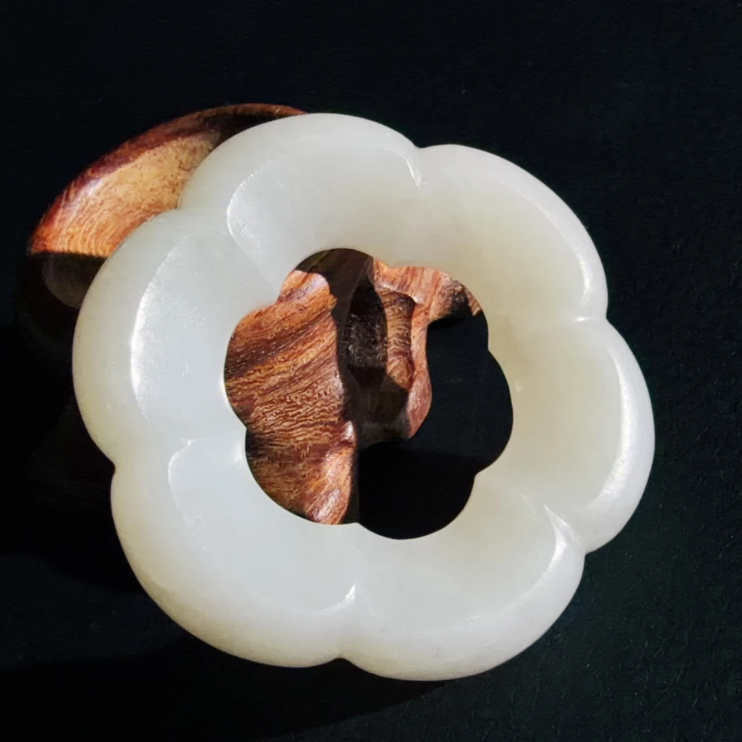 【伟伟鉴定】古玉收藏 清代 老和田玉 籽 料 海棠环 玉环 吊坠 42×8