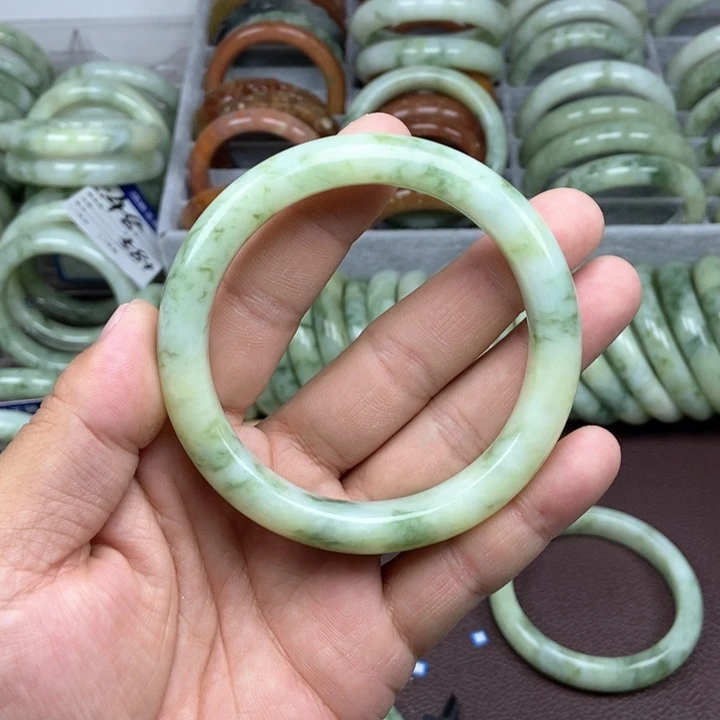 蛇纹石玉手镯未镶嵌早**天