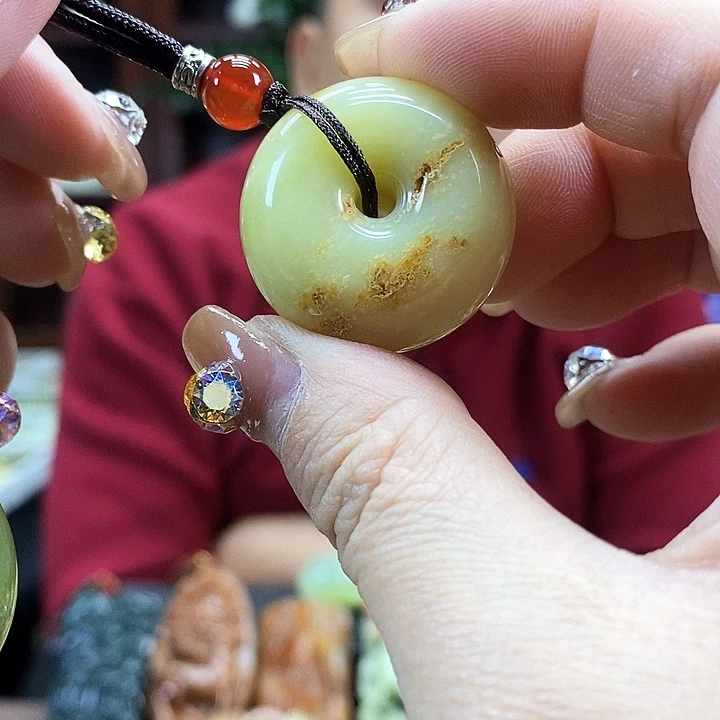 蛇纹石玉吊坠未镶嵌