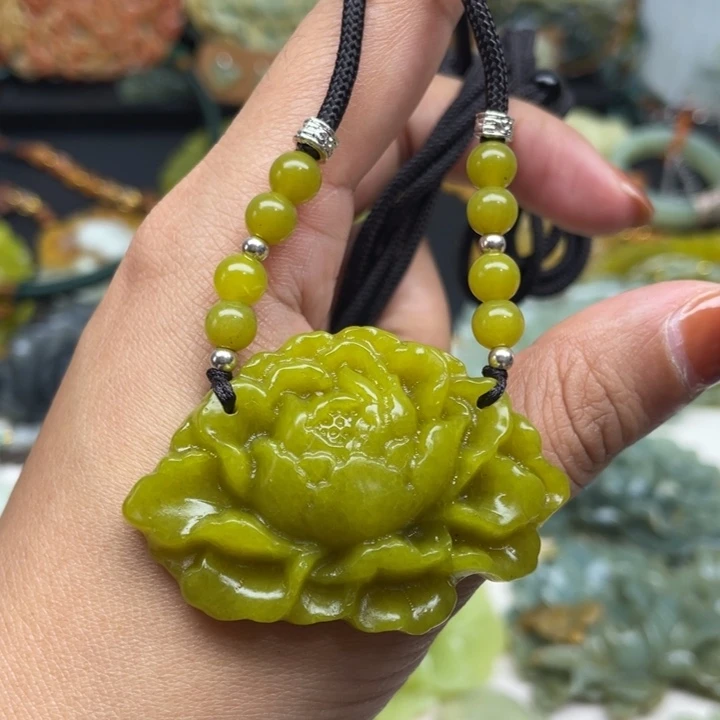 蛇纹石玉未镶嵌颈饰