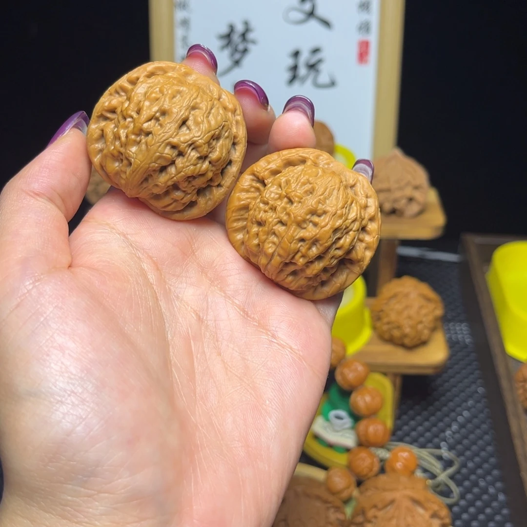 文玩核桃吊坠金公子42微微修打底