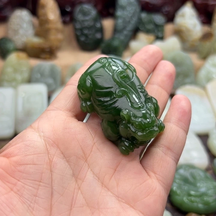 小***V和田玉（糖玉）未镶嵌颈饰