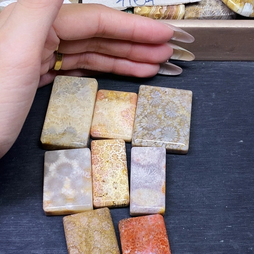 楚***缘查罗石合金颈饰吊坠