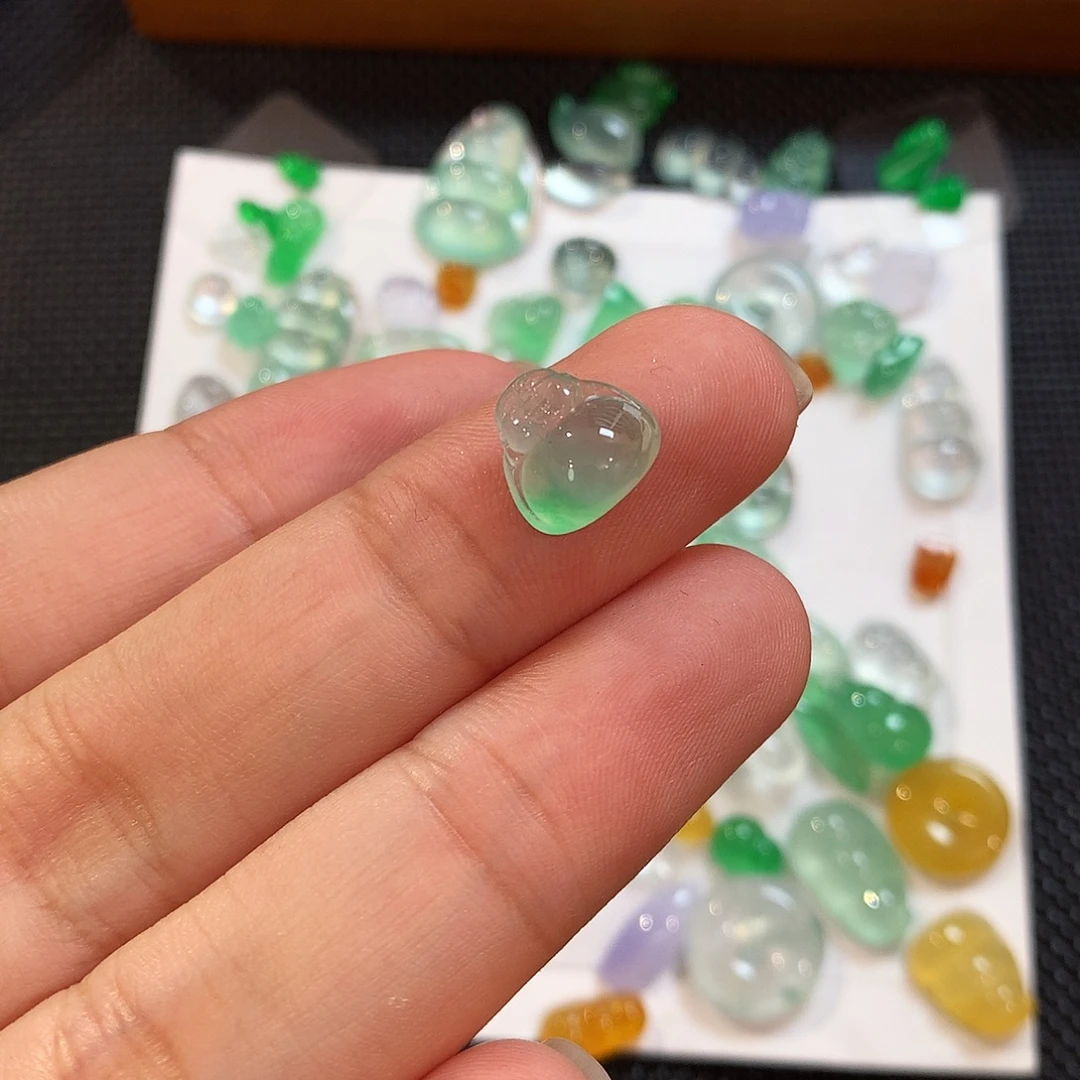 翡翠裸石肚里藏金佛公