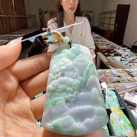 翡翠未镶嵌颈饰一个