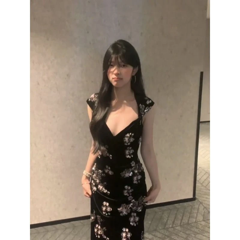 法式轻奢复古碎花挂脖v领连衣裙女夏季新款小众高级收腰包臀长裙