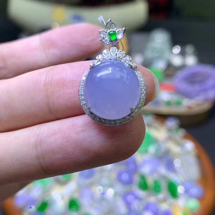 颈饰18K金镶嵌翡翠