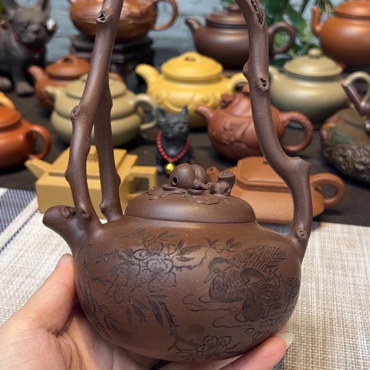 茶壶紫砂提梁，容量240毫升左右，紫泥