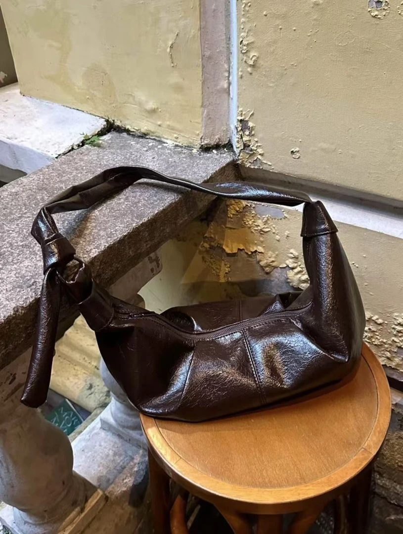 V.vion油蜡软皮巧克力复古棕牛角包小众设计感上班通勤斜挎包包女