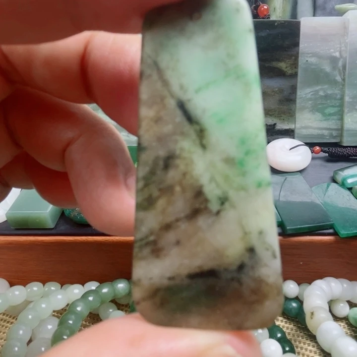 独山玉未镶嵌颈饰