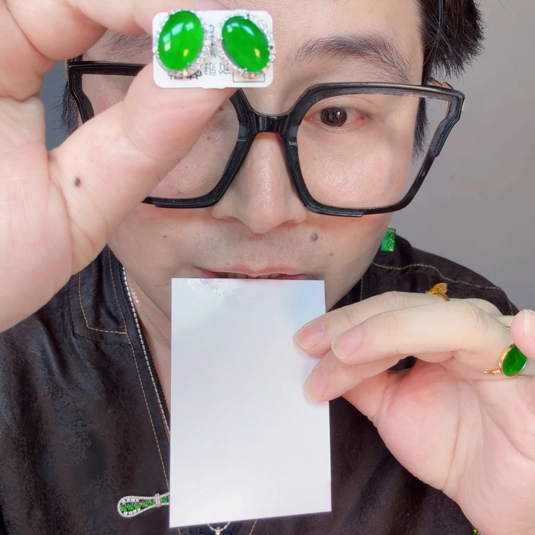 翡翠未镶嵌颈饰一对