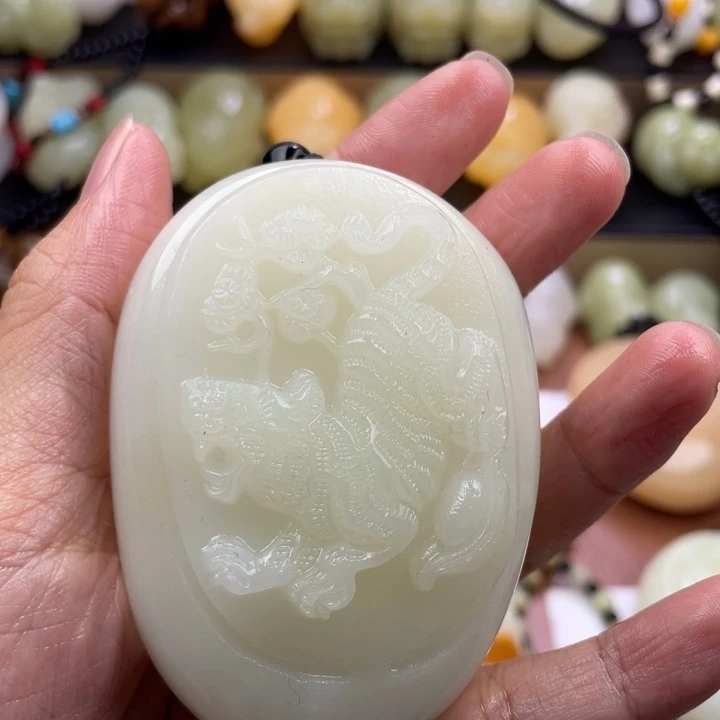 用***耀石材古青石手把件