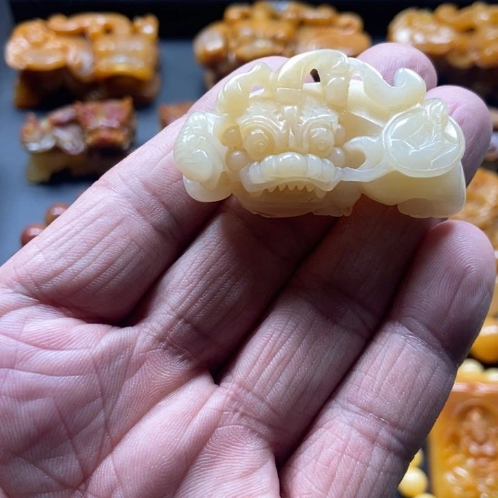 石英质玉（黄龙玉）未镶嵌颈饰