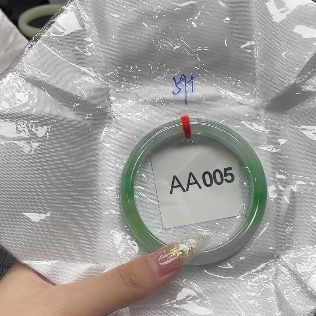 翡翠手镯未镶嵌默认瑕疵