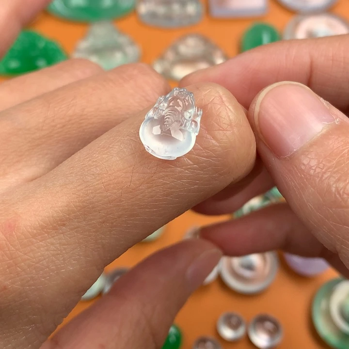 翡翠挂件未镶嵌….