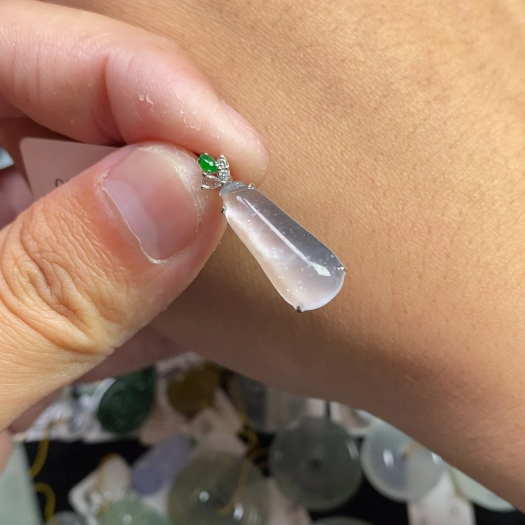 翡翠18K金镶嵌颈饰福瓜